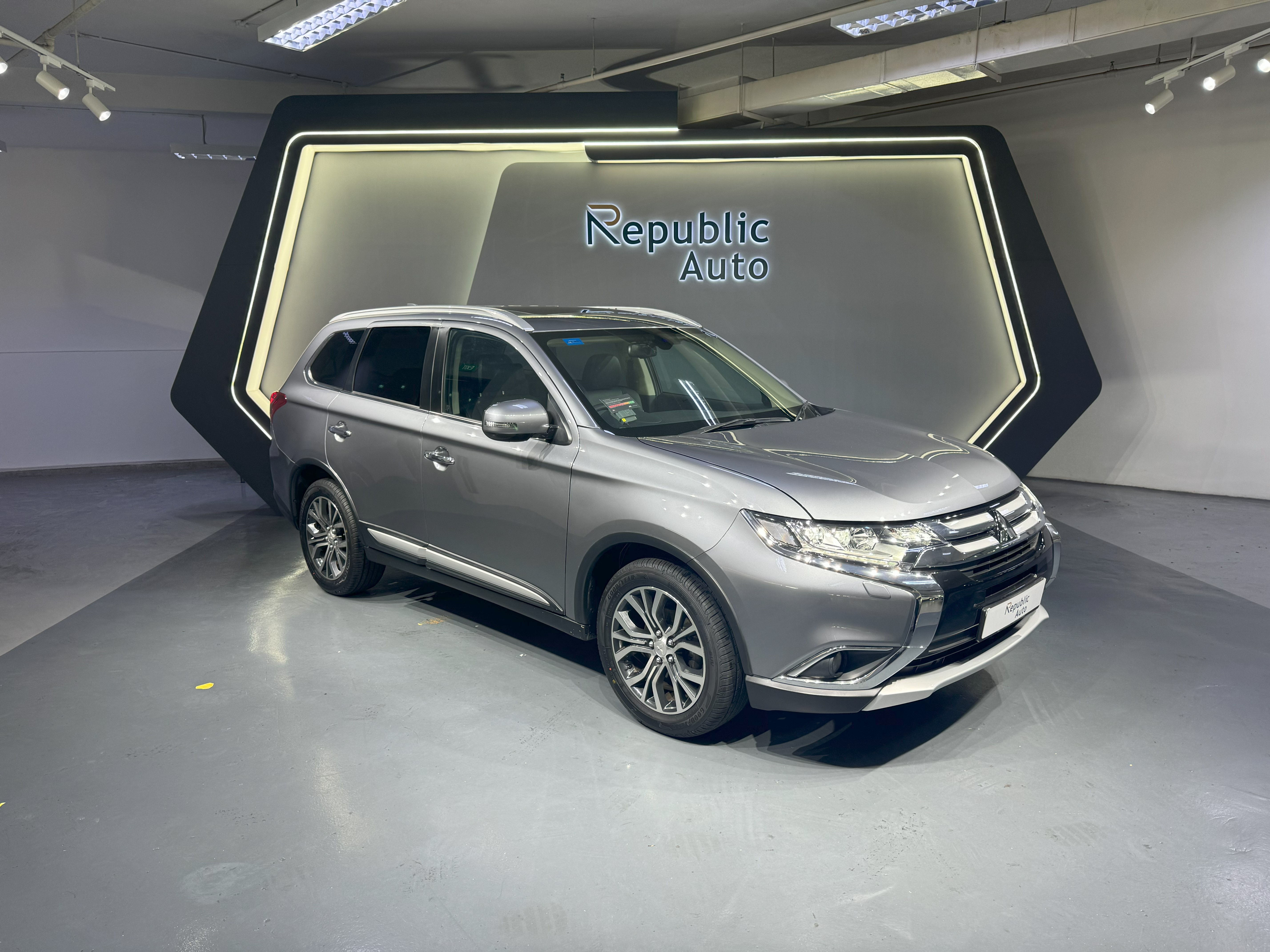 MITSUBISHI OUTLANDER 2.4A (WITH SUNROOF)