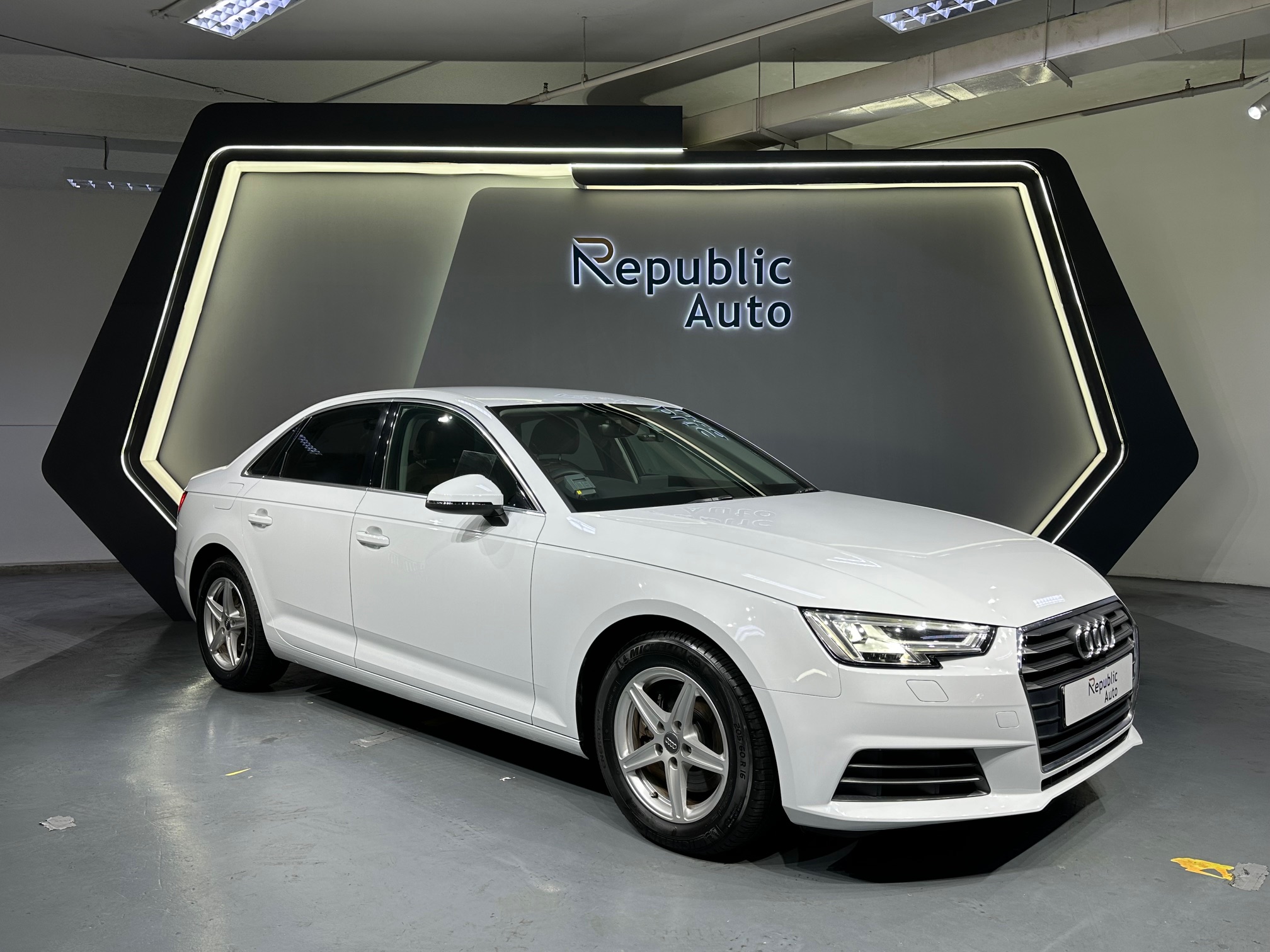 AUDI A4 2.0A TFSI S-TRONIC