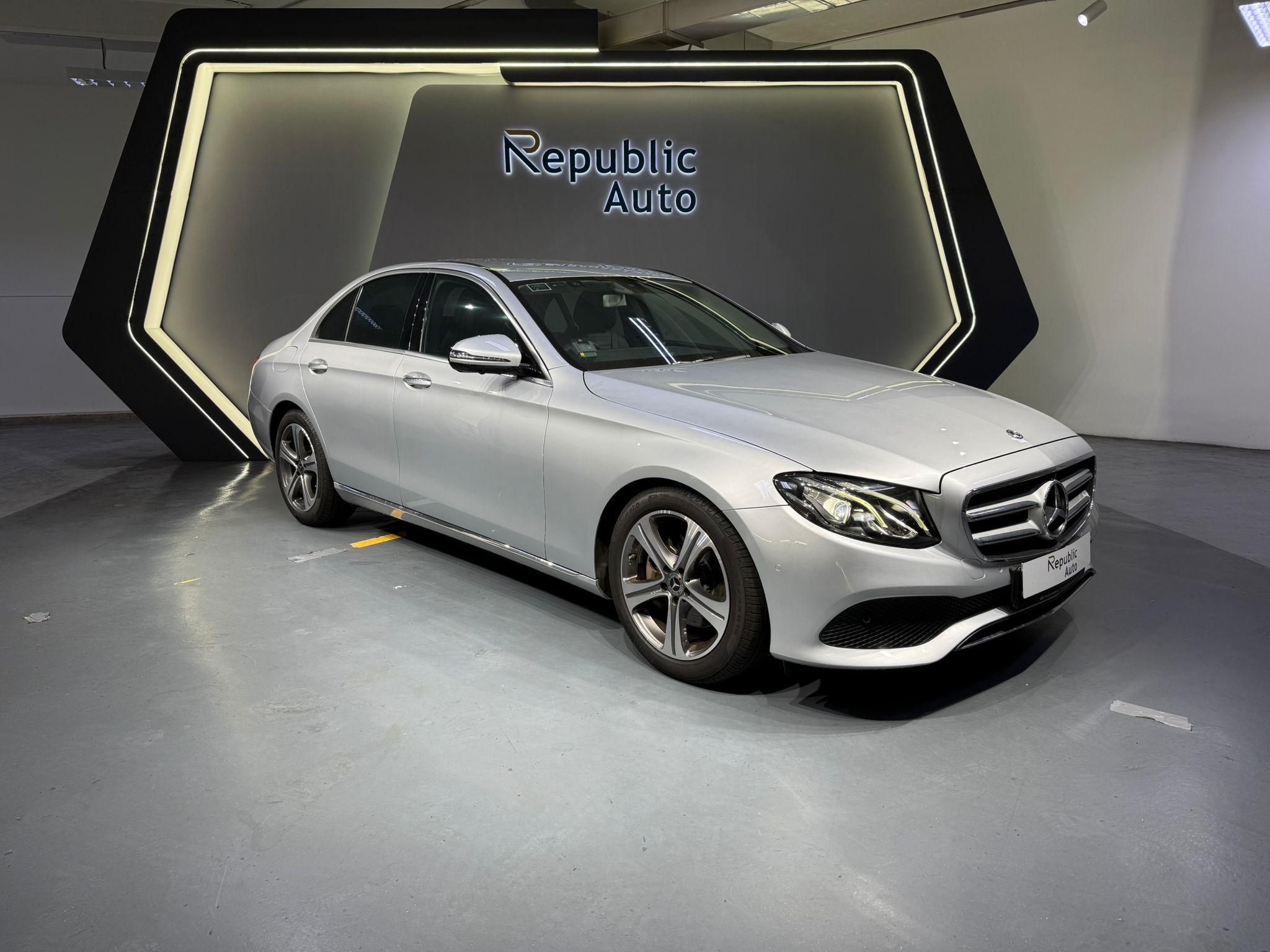 MERCEDES-BENZ E-CLASS E200 AVANTGARDE