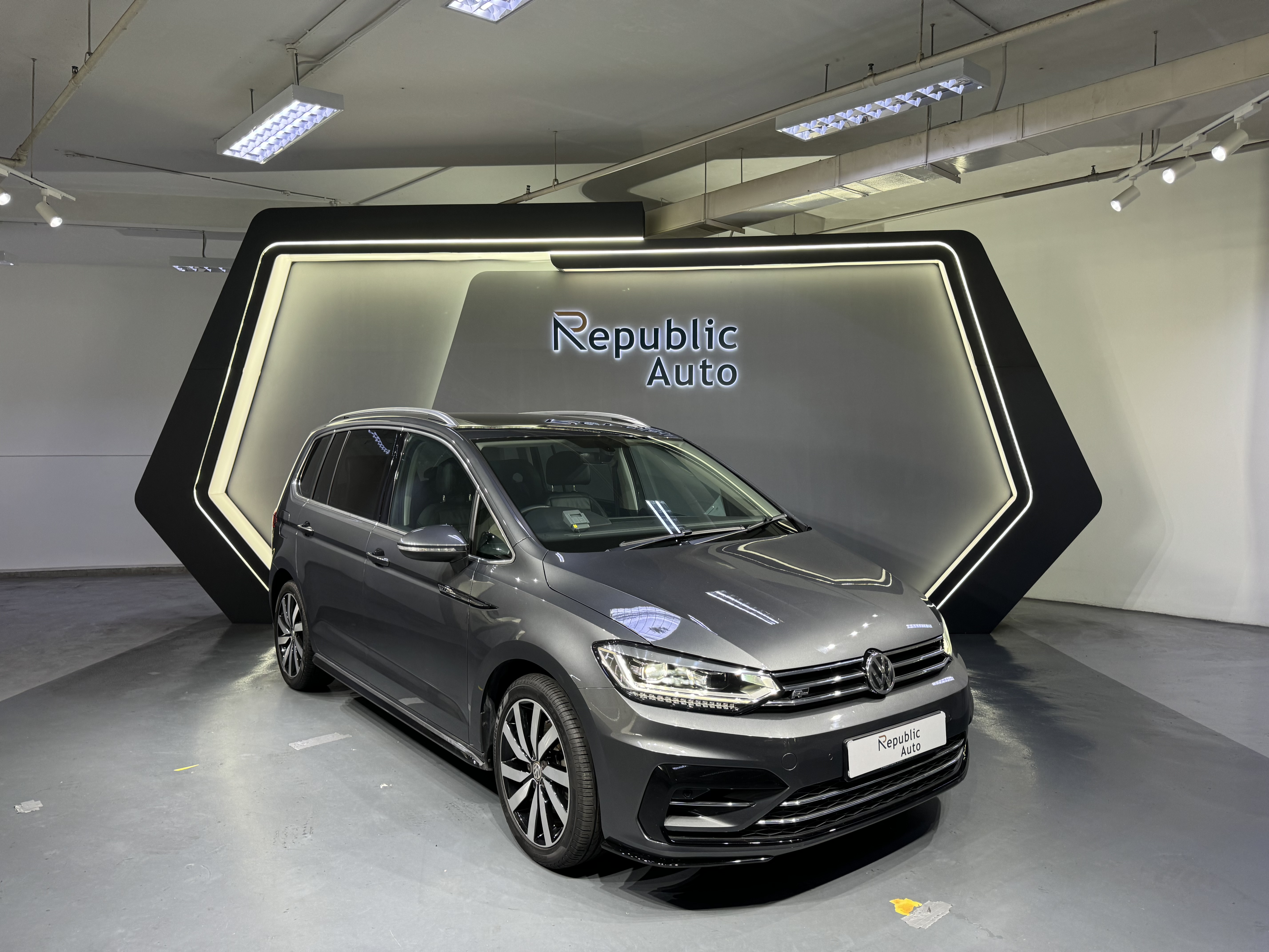 VOLKSWAGEN TOURAN 1.4 TSI R-LINE (WITH SUNROOF)