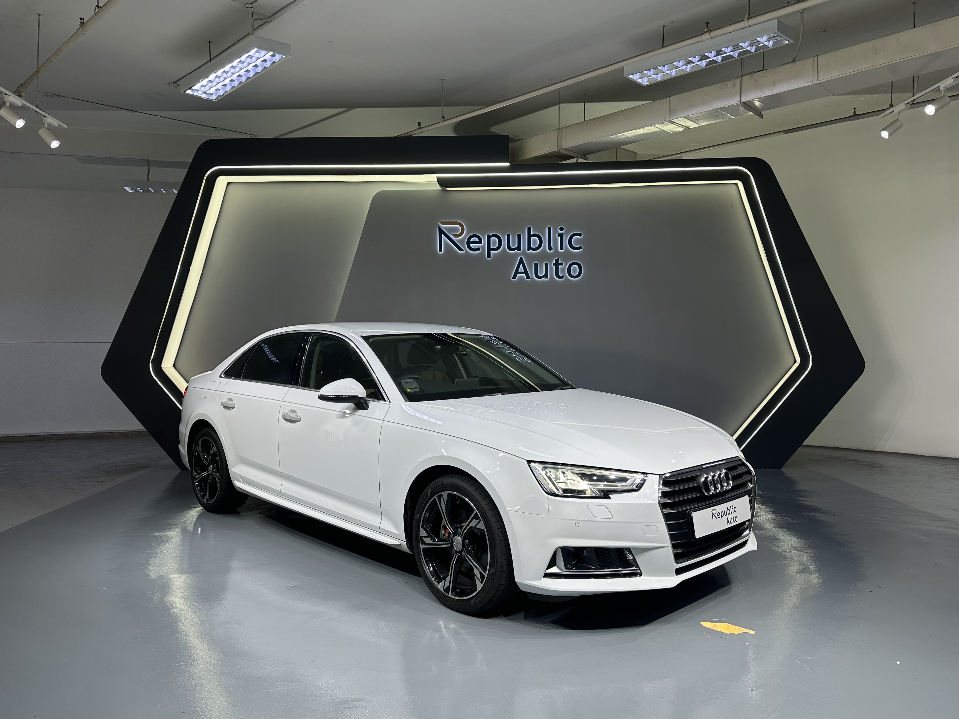 AUDI A4 2.0A TFSI S-TRONIC