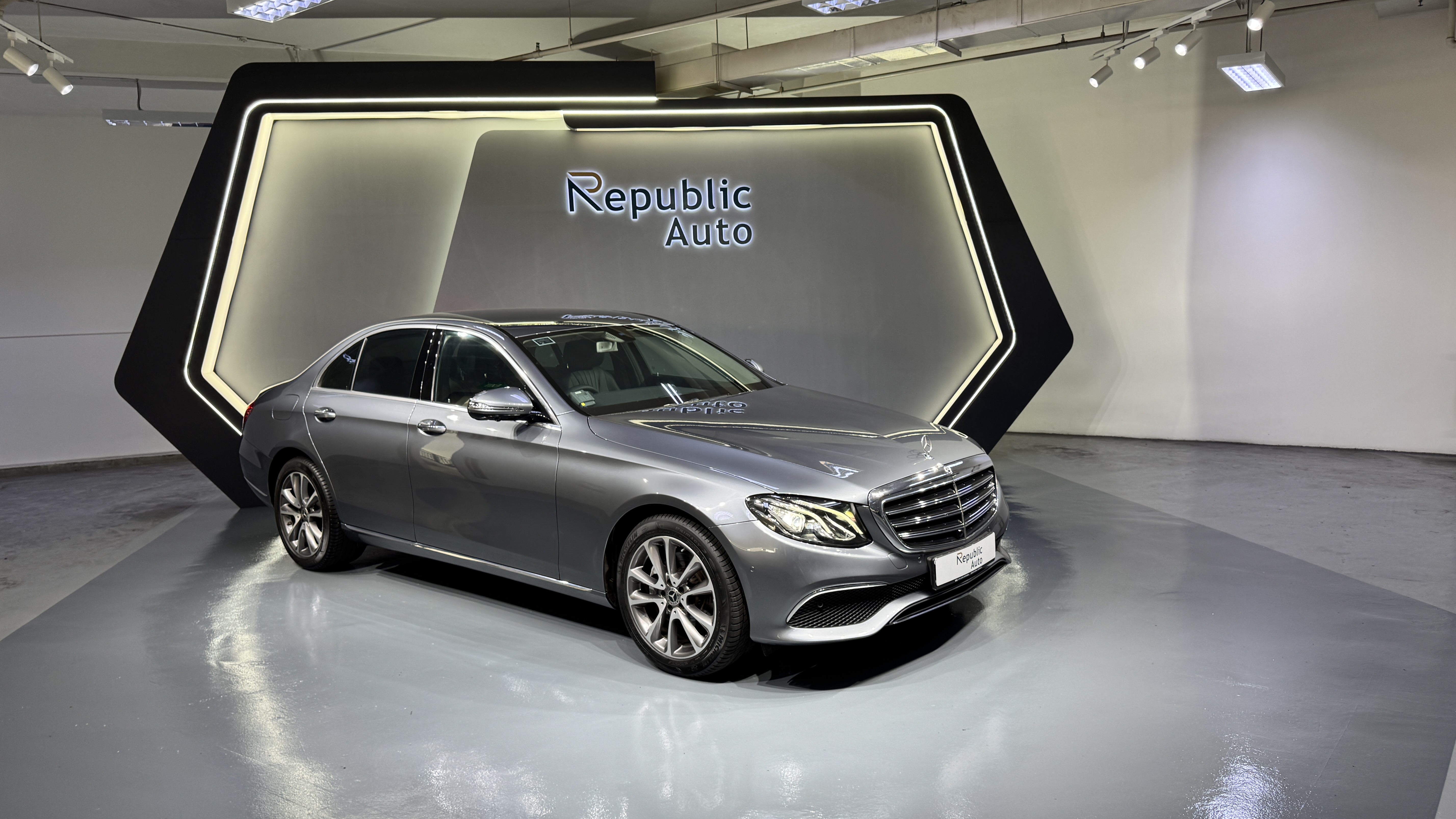 MERCEDES-BENZ E-CLASS E200 EXCLUSIVE