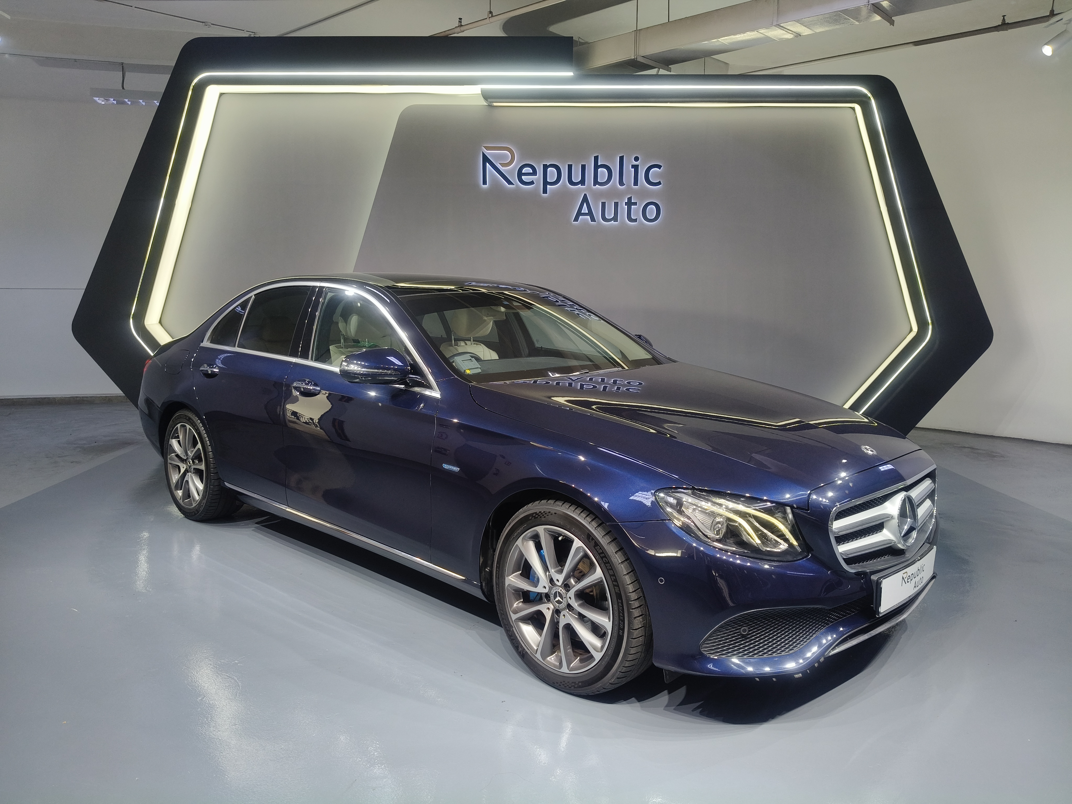 MERCEDES-BENZ E-CLASS E350e PLUG-IN HYBRID AMG LINE