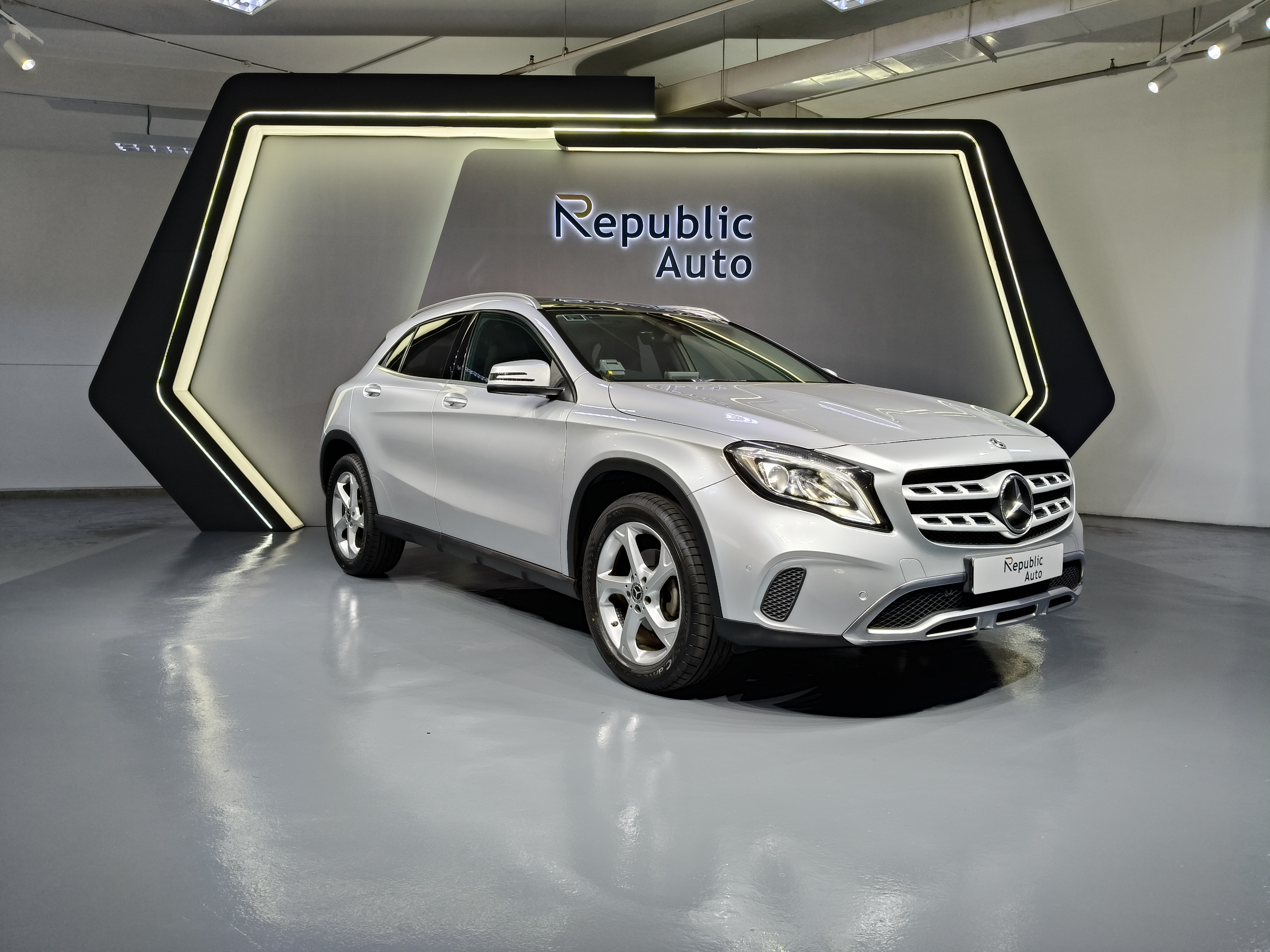 MERCEDES-BENZ GLA-CLASS GLA180 URBAN EDITION (WITH SUNROOF)