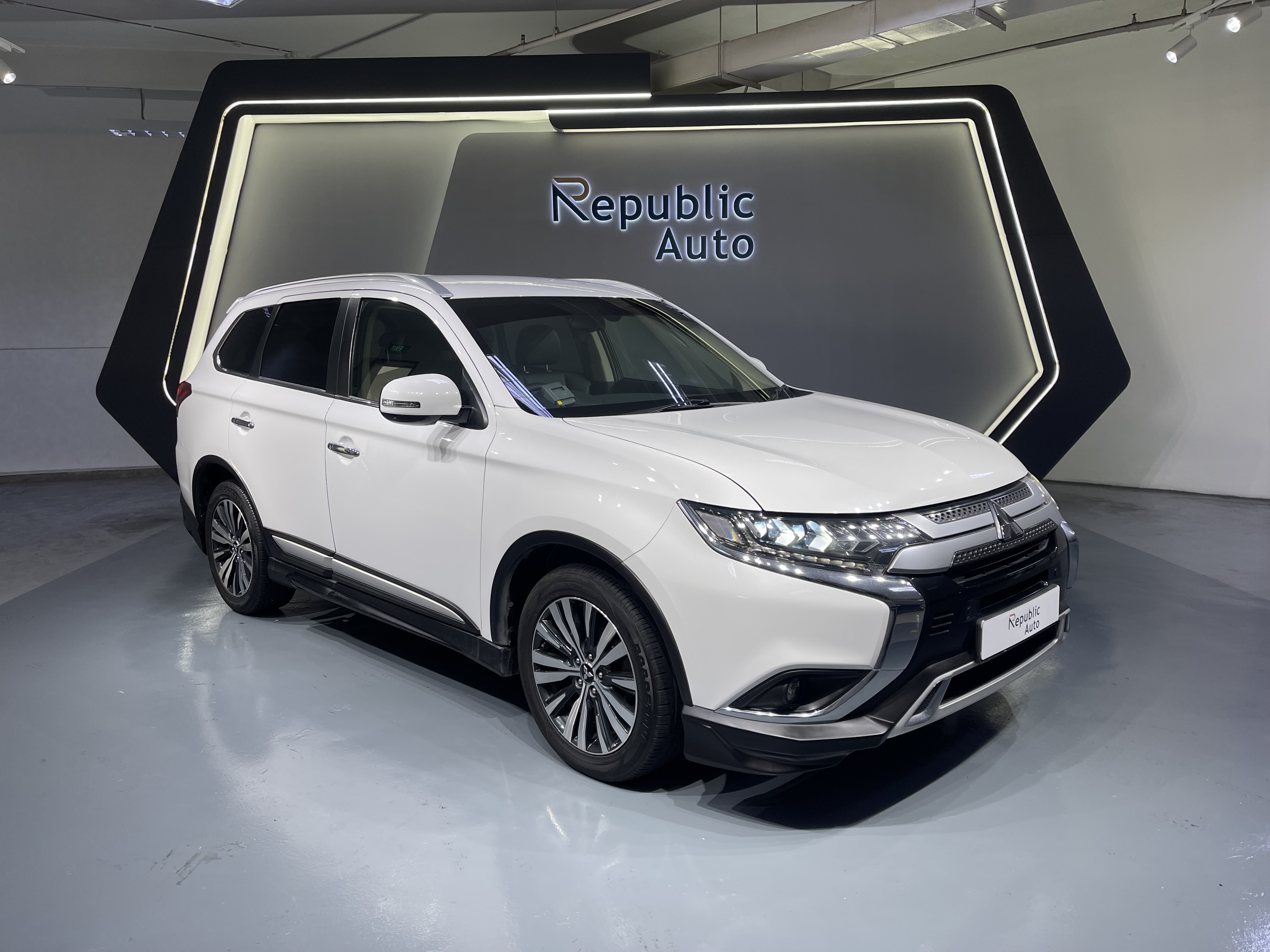 MITSUBISHI OUTLANDER 2.0A