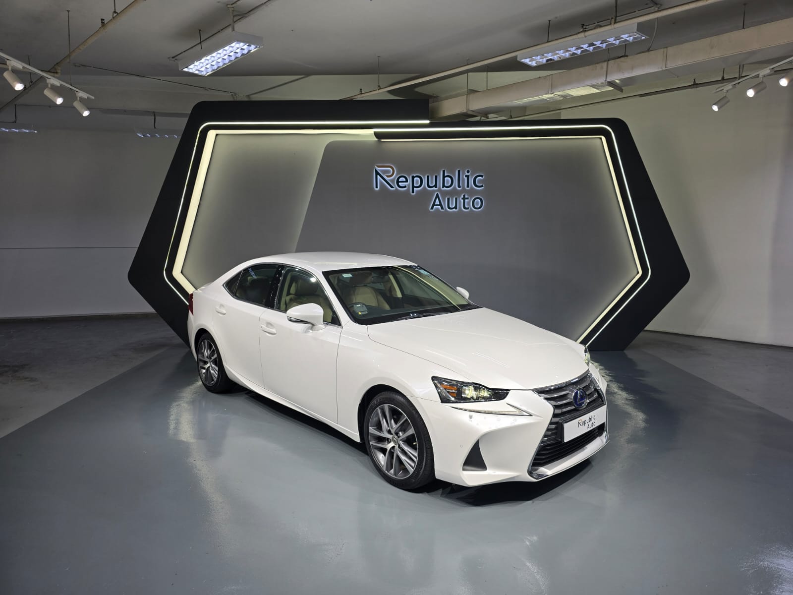 LEXUS IS HYBRID IS300H EXECUTIVE