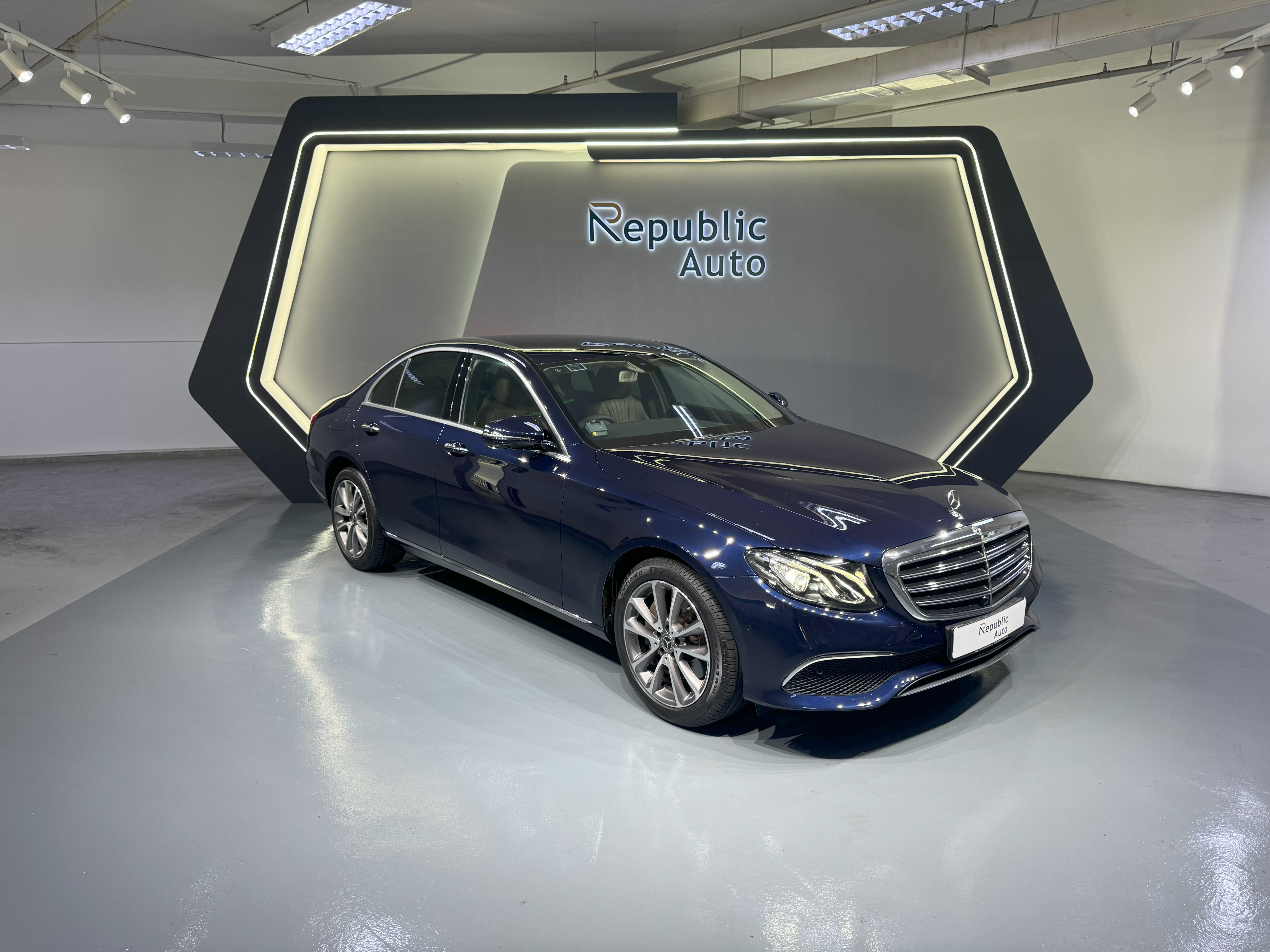 MERCEDES-BENZ	E-CLASS E300 EXCLUSIVE