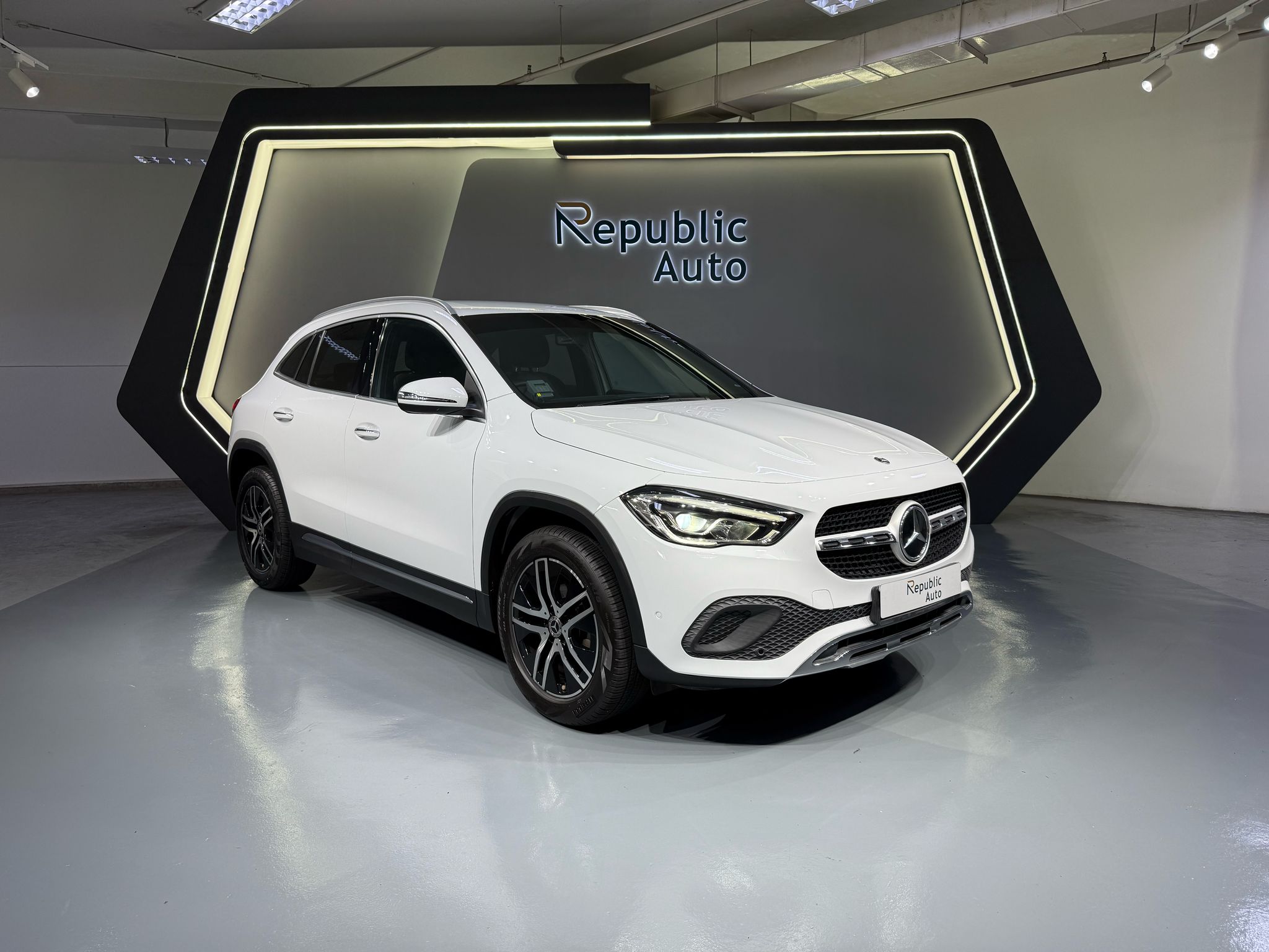 MERCEDES-BENZ	GLA-CLASS GLA180 PROGRESSIVE 